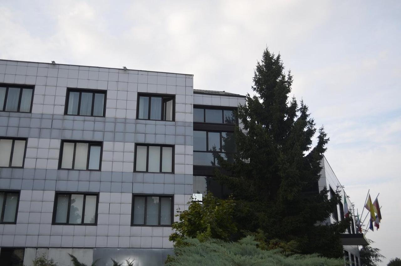 Hotel Cavalieri Pinerolo ภายนอก รูปภาพ