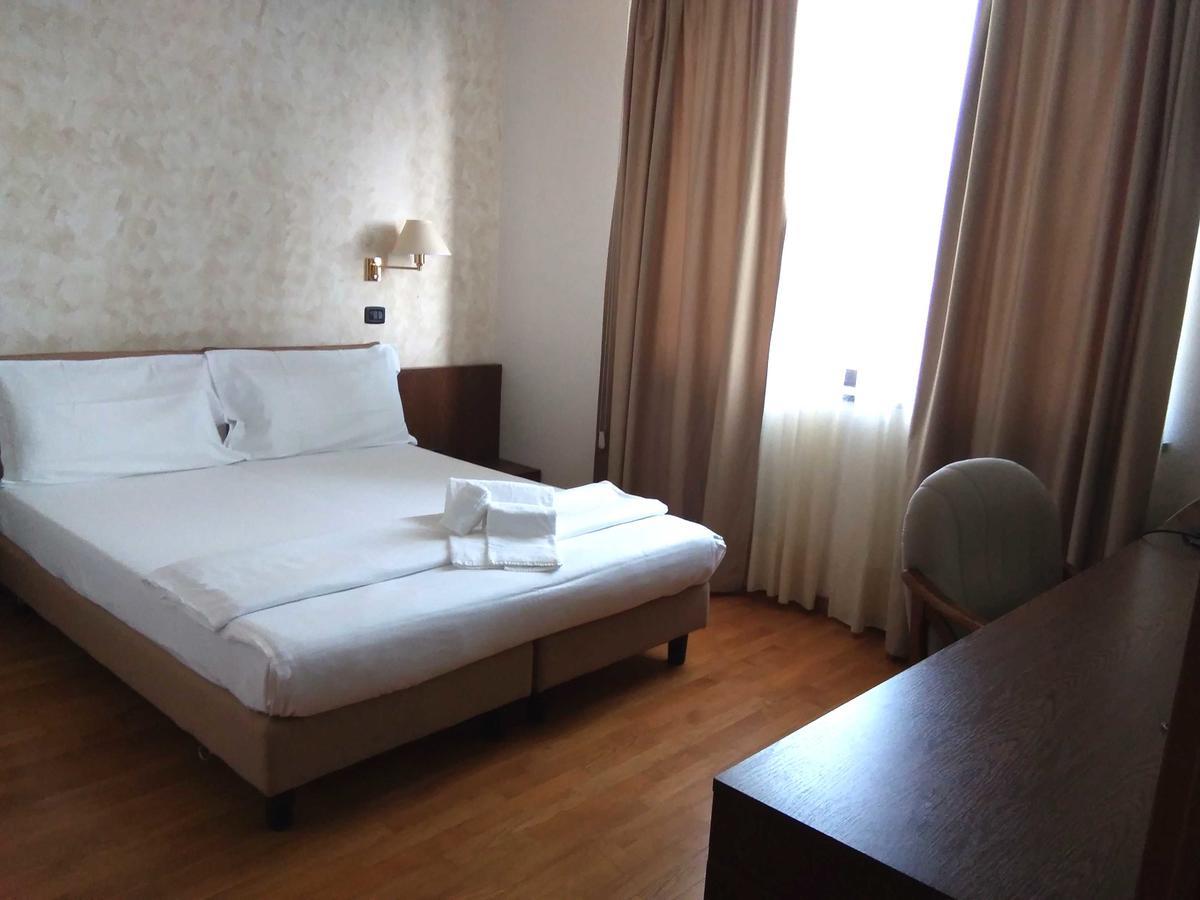 Hotel Cavalieri Pinerolo ภายนอก รูปภาพ