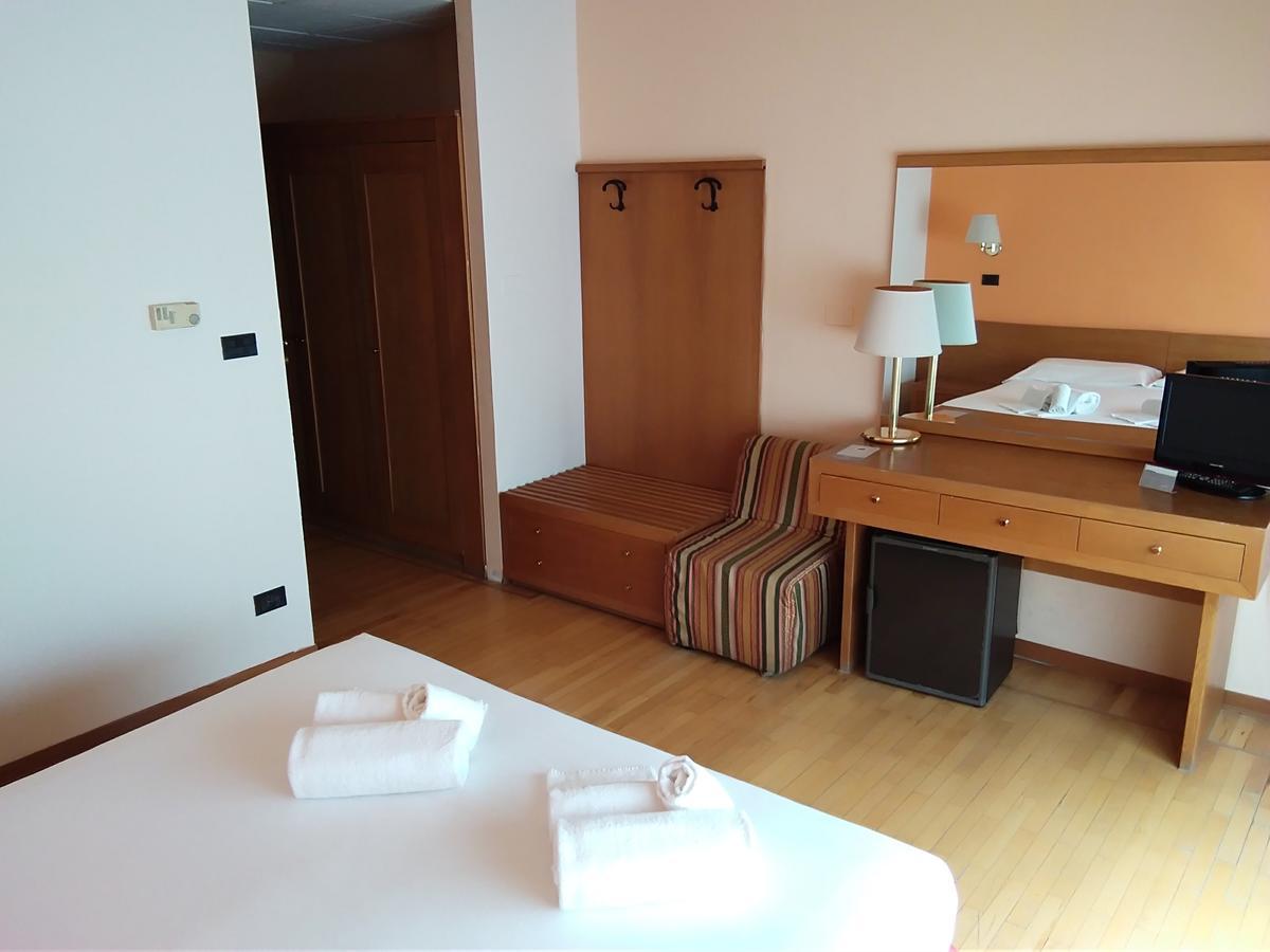 Hotel Cavalieri Pinerolo ภายนอก รูปภาพ