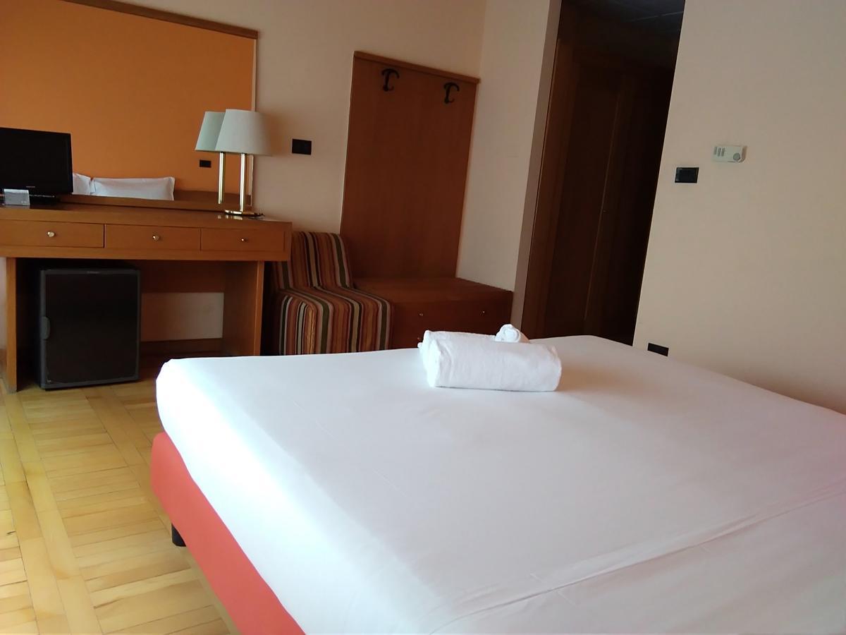 Hotel Cavalieri Pinerolo ภายนอก รูปภาพ